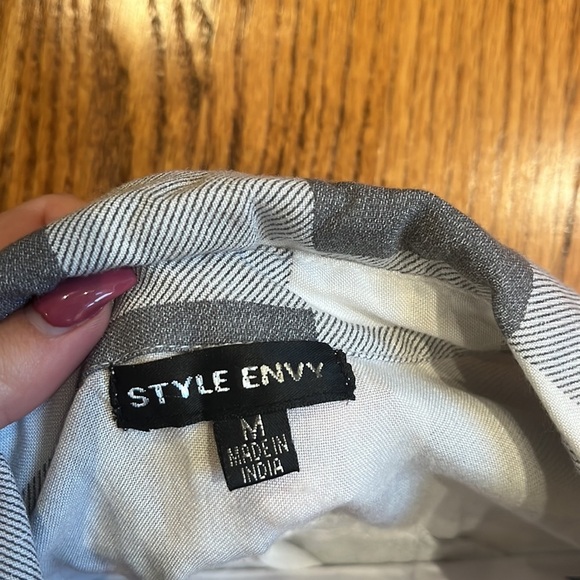 Style Envy Woman’s Plaid Short Sleeve Button Down Size M - Picture 4 of 5